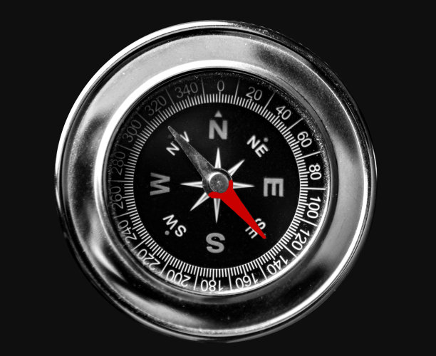 银色罗盘孤立在黑色背景上图片下载