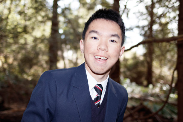 兴奋的高中生在森林里的肖像图片下载