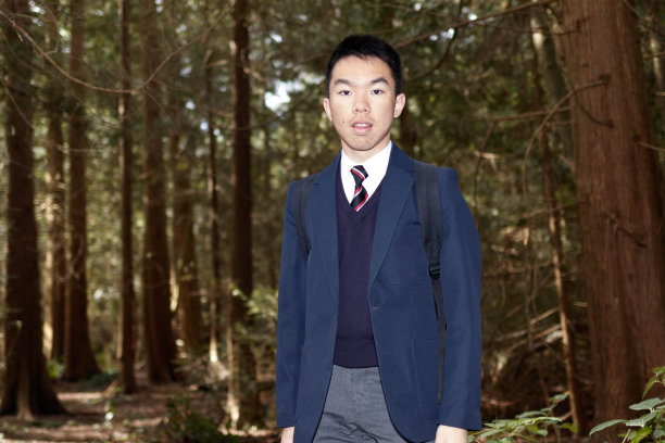 森林里的高中生图片下载