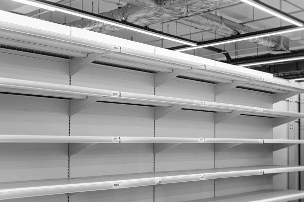 超市里空荡荡的白色货架图片下载