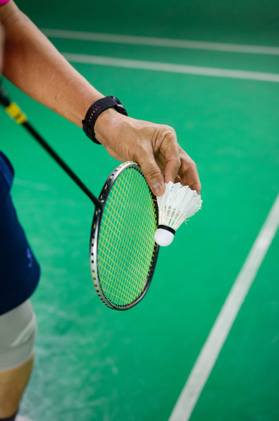 羽毛球运动员发球图片下载