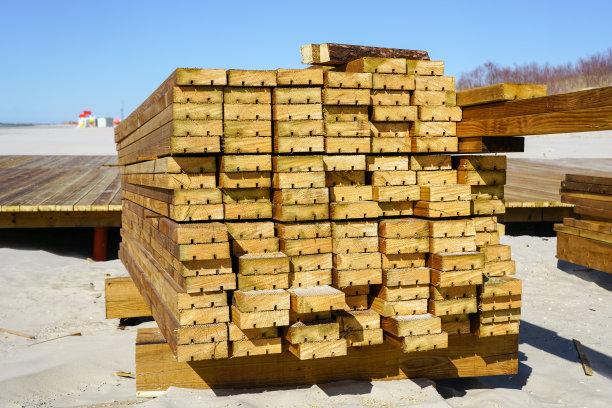 沙滩基础设施改善的棕色松木户外装饰板图片下载