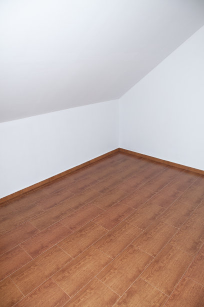 空的阁楼或阁楼，木地板，白墙图片下载
