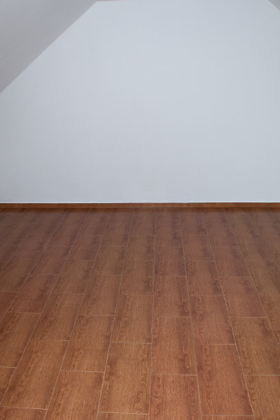 空的阁楼或阁楼，木地板，白墙图片下载