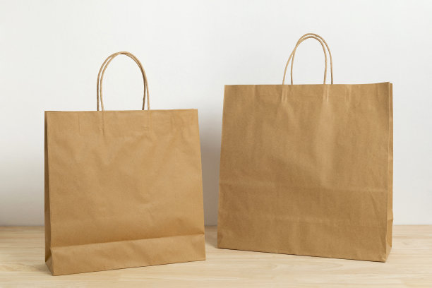 两个棕色纸袋放在木桌上，用来做模板图片下载