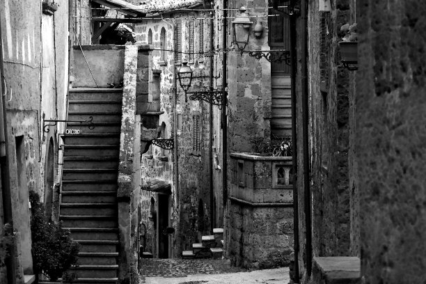 黑白相间的意大利村庄图片下载