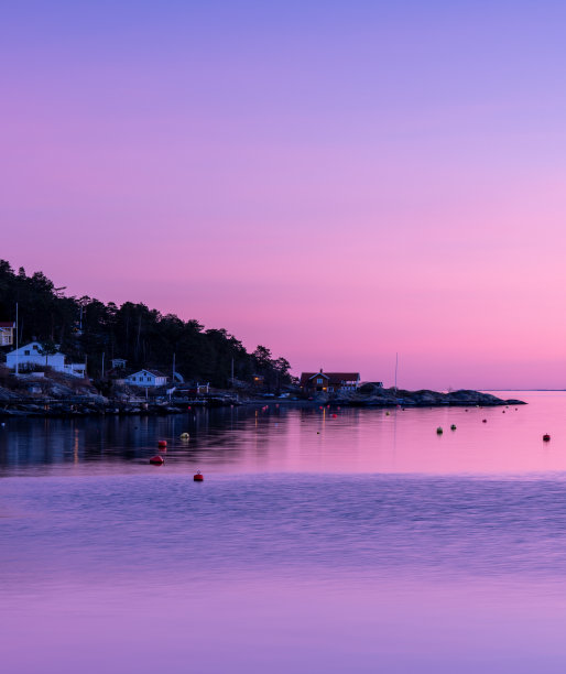 在小镇赫维斯滕，德勒巴克和太阳之间，奥斯陆峡湾的日落图片下载