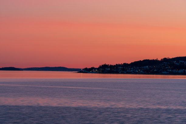 在小镇赫维斯滕，德勒巴克和太阳之间，奥斯陆峡湾的日落图片下载