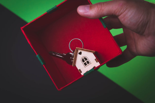 新年有惊喜。迷你房子，钥匙放在礼品盒里。图片下载