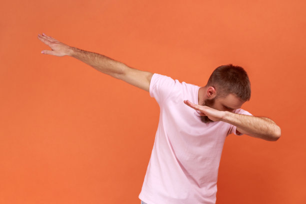 人们在庆祝胜利，庆祝胜利，显示出流行的互联网趋势。图片下载