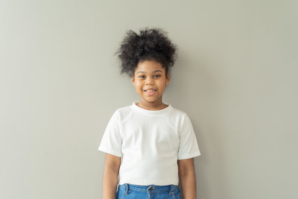 快乐微笑的年轻非裔美国女学生在家学习，并通过网络摄像头与朋友进行群组视频通话会议图片下载