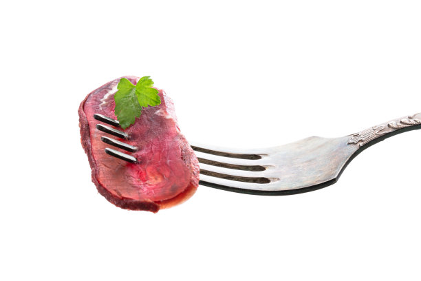 肉干牛肉干片上叉孤立在白色图片下载