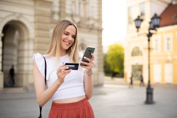 快乐的女人网上购物和享受在城市股票的照片图片下载