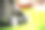 园丁用电动割草机割绿草坪。后院保健概念。图片下载