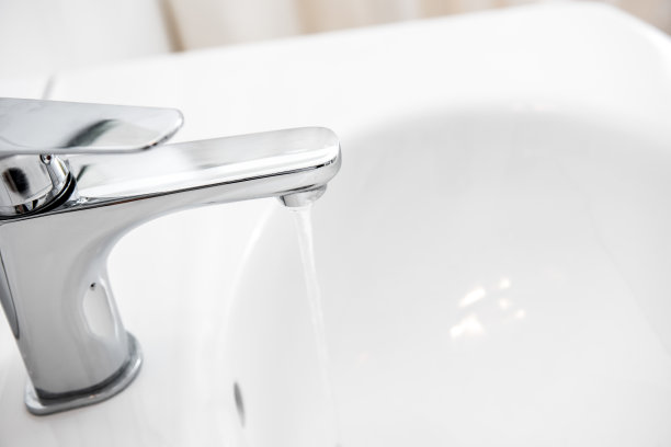 浴室里的水龙头在流动图片下载