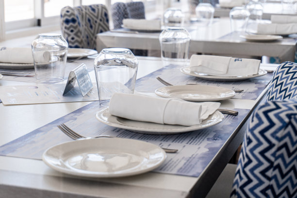 空无一人的餐厅，餐桌已摆好图片下载