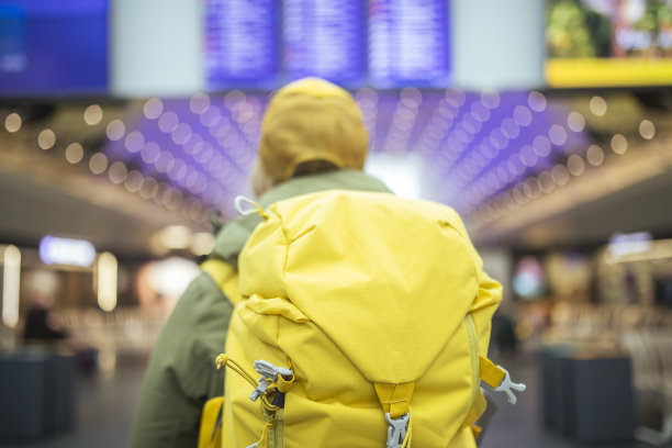 女登山运动员急切地等待着飞机。ISL图片下载