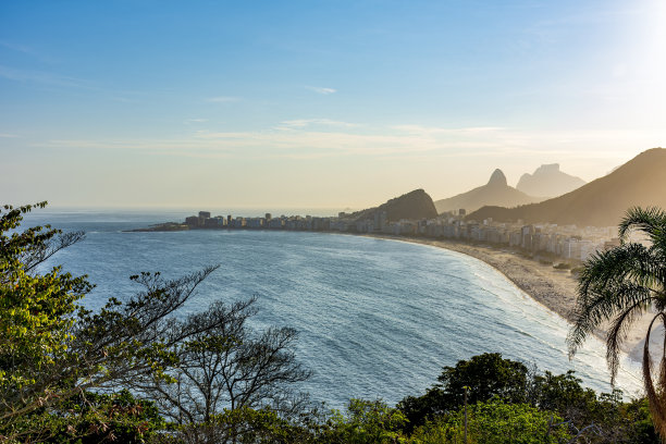 科帕卡瓦纳海滩和里约热内卢山脉图片下载