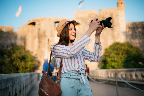 年轻的女游客探索港口城市杜布罗夫尼克图片下载