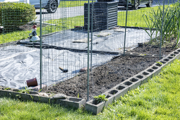 新型菜园木桩及家庭菜园铁笼围护图片下载