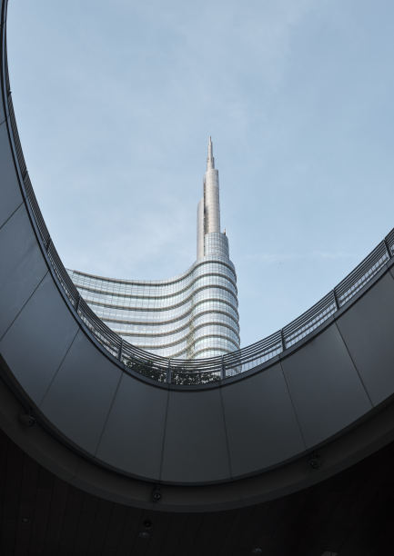 现代塔的看法，在意大利最高的摩天大楼在盖奥伦蒂广场，米兰。图片下载