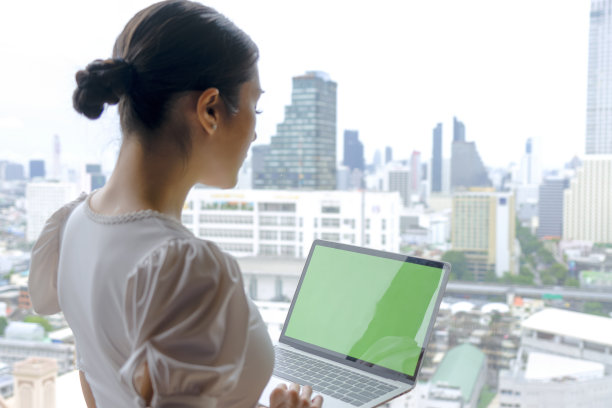 女商人在酒店房间工作。图片下载