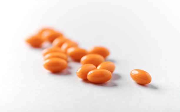 维生素E和辅酶Q10胶囊。抗氧化剂。健康膳食补充的概念。明亮的背景。软的焦点。关闭了。副本的空间。图片下载