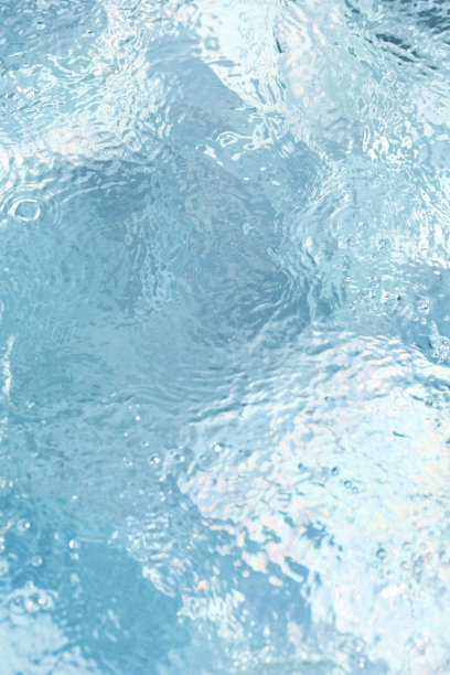 蓝色的水面上有波浪和气泡。简约清新的夏季背景邀请或横幅图片下载