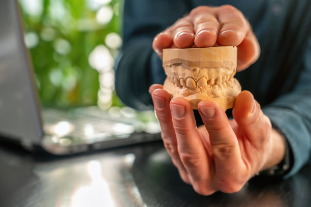 牙医借助牙齿印模解释牙科治疗图片下载