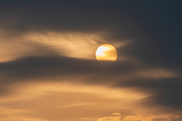 夕阳反射和多云的天空图片下载