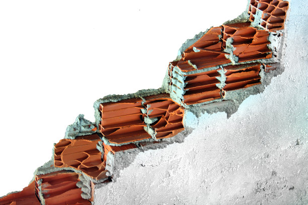 破碎的砖墙和破碎的砖块从边缘突出，在白色背景下孤立图片下载