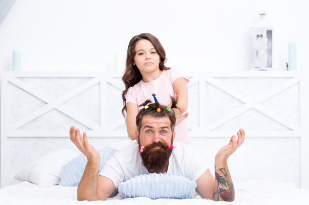 创造性的女孩。儿童的一天。爱和信任。女儿和父亲有着滑稽的发型。理发师理发店。幸福的家庭的一天。小女孩和爸爸玩。大胡子爸爸和孩子玩得很开心图片下载