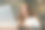 满意的美丽的商人坐在家里使用笔记本电脑的形象。现代通信。美丽的女孩。用笔记本电脑工作的女人。图片下载