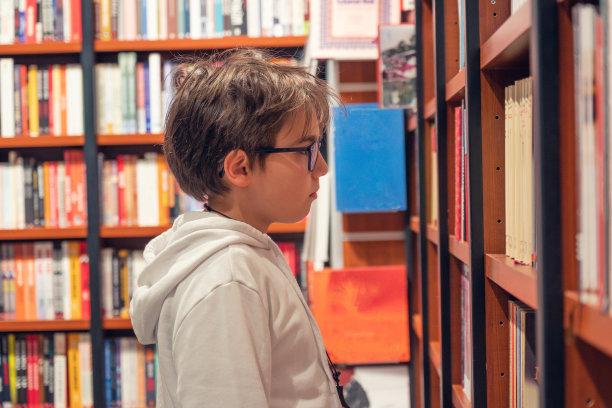 男孩在书店看书图片下载