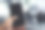 特写男性手握和使用现代智能手机在汽车之间的交通堵塞，空白屏幕为您的内容或短信。图片下载