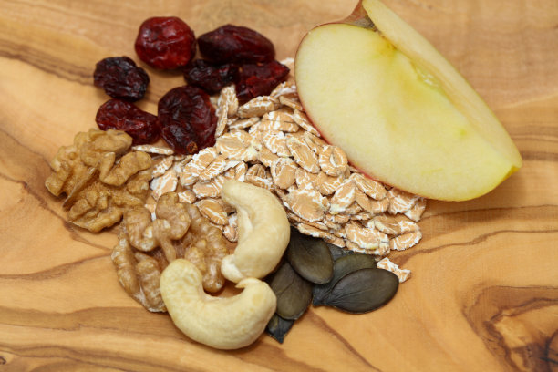 谷物坚果，苹果和浆果图片下载