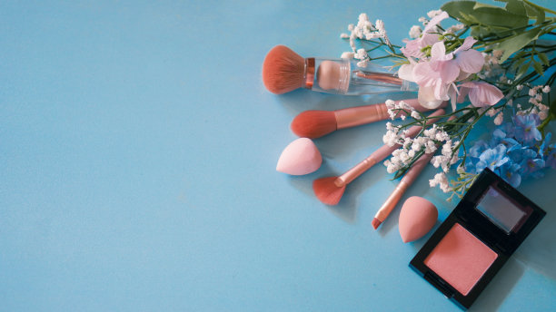 高级照片|平铺收集的美容产品在蓝色背景与空白的空间图片下载