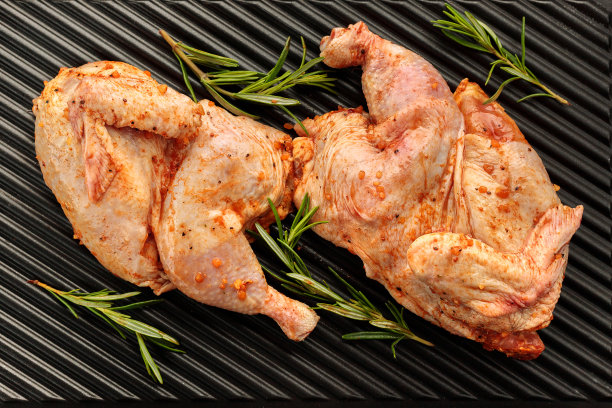 卤汁鹌鹑放在电烤架上，旁边放上迷迭香。俯视图图片下载