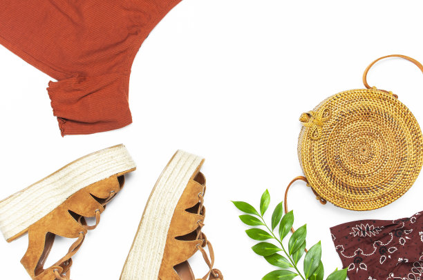 时髦时髦的女人夏季服装裙子夹克麂皮凉鞋圆藤包披肩腕表在白色的背景。女性时尚背景美或时尚博客概念平铺俯视图图片下载