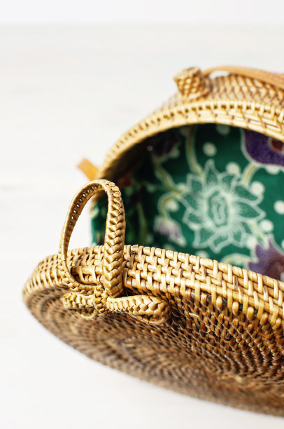 时尚手工制作的天然有机藤条手袋，轻木背景。女士包制成的天然材料。从巴厘岛Ecobags。Eco-bag概念。图片下载