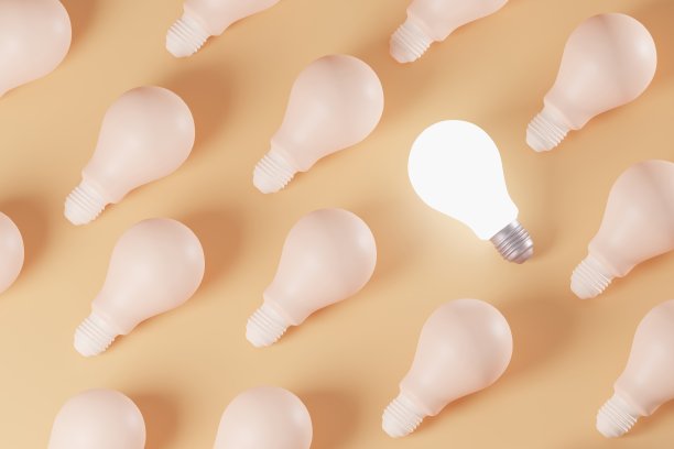 3D渲染一个灯泡在橙色的地板上发光发亮。领导、经理、团队概念图片下载