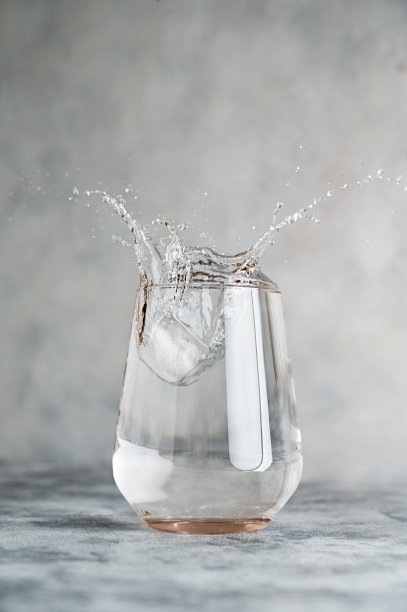 水花洒在一杯水里，喝水，健康生活理念。图片下载