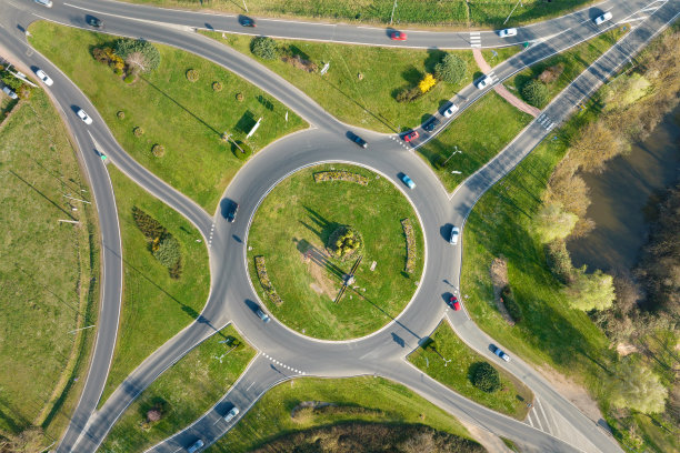 交通繁忙的回旋路口鸟瞰图。城市环形交通十字路口图片下载