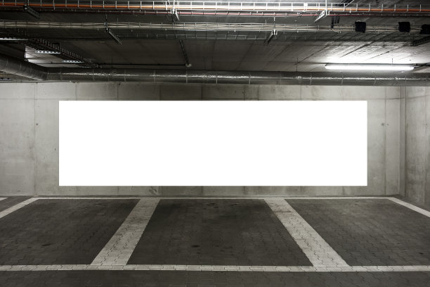 地下停车场墙上的空白白旗广告图片下载