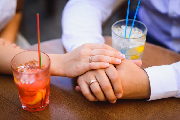 新娘的手放在新郎的手上图片下载