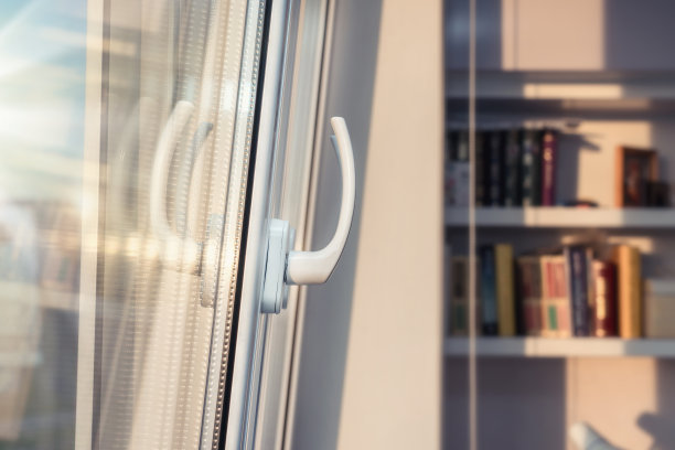 打开公寓双层玻璃的塑料窗框图片下载