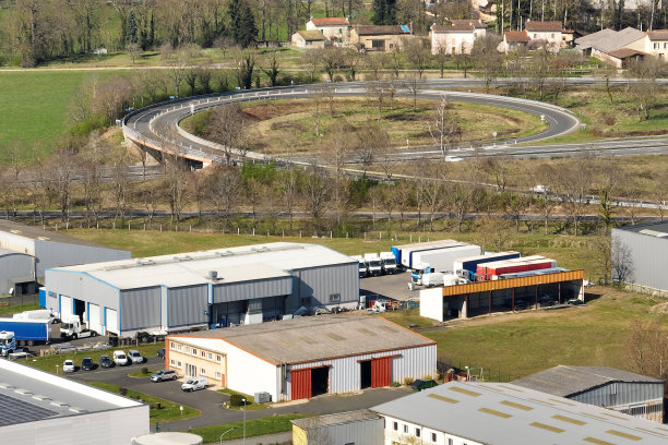 工业城区的货物仓库和物流中心鸟瞰图图片下载