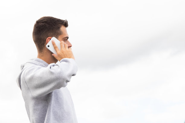 用手机交谈的年轻男人肖像图片下载