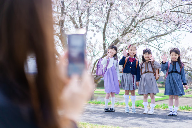 小学生们在入学典礼当天聚集在一起图片下载