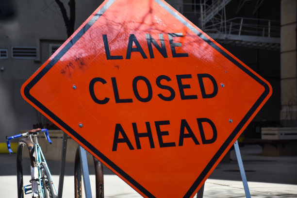 前方车道关闭，施工标志图片下载